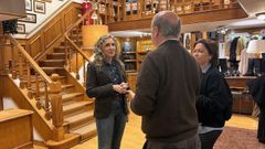 Un momento de la visita de Martina Aneiros a la zapater�a Vicky Nores