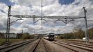 Cables y torres del tendido el�ctrico que suministra energ�a a los trenes en las cercan�as de la estaci�n de Canaval (Sober)