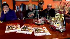 Jos� Rodr�guez, director de Morea, la concejala Irene Dacal y el usuario Jos� Manuel Salgado junto a las cestas
