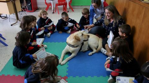 Curro, en el centro de la hora de lectura en la clase de infantil del Nosa Se�ora do Carmo de Betanzos