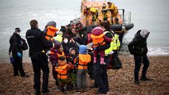 Una patrulla fronteriza lleva a tierra a migrantes rescatados en el canal de la Mancha en la ciudad inglesa de Dungeness.