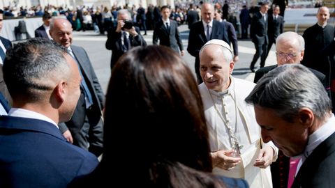 Santi Cazorla le entrega al papa Le�n XIV una camiseta del Real Oviedo