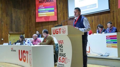 El secretario general de UGT de Asturias, Javier Fern�ndez Lanero, durante su intervenci�n este viernes en el III Comit� Regional de UGT Asturias
