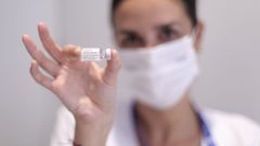 Una sanitaria madrilea sostiene un vial de la vacuna de Janssen