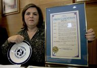 Caridad Gonz�lez con los obsequios recibidos.
