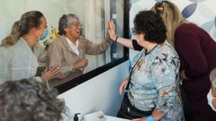 Isabel Barreto recibe por primera vez en dos meses a unos familiares, a trav�s de un cristal, en la residencia de Montijo donde vive