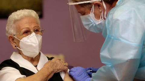 Araceli, de 96 a�os, recibe la vacuna contra la Covid-19