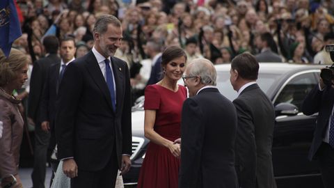 Los reyes saludan a las autoridades a su llegada al Teatro Campoamor