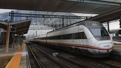 Uno de los trenes que cubre el recorrido entre Vigo y A Corua, en la estacin de Santiago