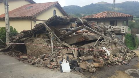 El hrreo derrumbado por un camin en un Sama de Grado