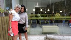 Ludy Quintas (izquierda), propietaria del grupo de peluquer�as Aluma, inaugura un nuevo local adosado a la Muralla.