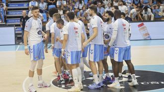 El equipo breoganista en un corrillo antes del inicio de un partido de pretemporada en el Pazo