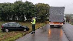 El coche acab� fuera de la carretera