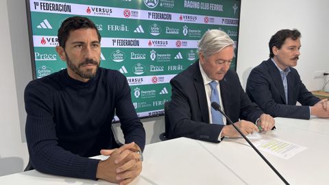 Javi V�zquez, entrenador del Racing; Manuel Ansede, el presidente, y �lex V�zquez, el director deportivo