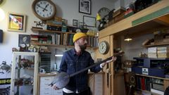 El relojero David Rodr�guez, en su taller de A Coru�a