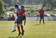 Los futbolistas de la SD Chantada y del Atl�tico Escair�n protagonizaron un derbi intenso. 