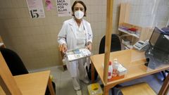 Felisa Garc�a, coordinadora de enfermer�a en el centro de salud Virxe Peregrina de Pontevedra, donde este lunes empieza la vacunaci�n contra la gripe para los mayores de 65 a�os