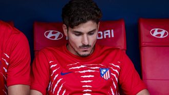 Juli�n �lvarez, con rostro serio, en el banquillo del Wanda Metropolitano en el partido entre el Atl�tico de Madrid y el Villarreal