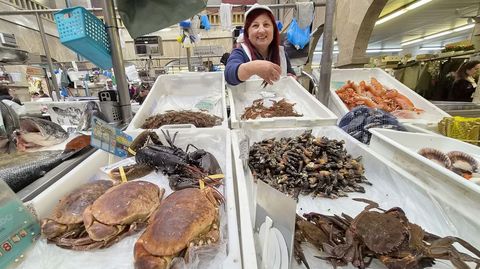 Margatira, una de las vendedoras de Pontevedra, se&ntilde;ala que el camar&oacute;n est&aacute; teniendo buena salida estos d&iacute;as, sobre todo para congelar