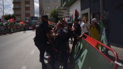 Momentos de tensin en Monforte durante las protestas en defensa Palestina al paso de La Vuelta