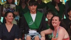 Marcial Feijoo Rodr�guez con Beatriz Lobelle y Eva Mart�nez, dos de sus profesoras del CPI Jos� Garc�a Garc�a, el d�a de su graduaci�n