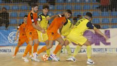 Jugadores del Burela y el Gran Canaria pelean por el esf�rico