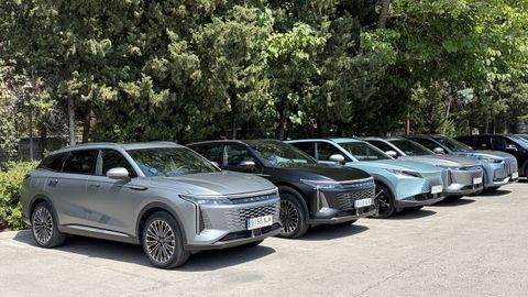 Varios veh�culos de las marcas Omoda y Jaecoo estacionados en un aparcamiento.