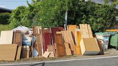 El vertido, con restos de muebles y madera, est� en la carretera de Cabrois