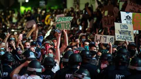 En Nueva York, los manifestantes recorrieron las calles de Manhattan para mostrar una vez m�s y por quinto d�a consecutivo su indignaci�n por la muerte del afroamericano George Floyd a manos de un polic�a blanco el pasado 25 de mayo en Mine�polis.
