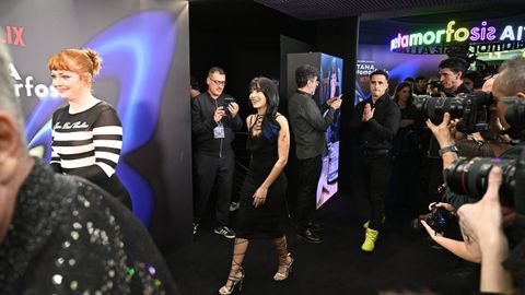 Aitana durante la presentacin de su documental Metamorfosis. A la izquierda, la directora, Chlo Wallace.