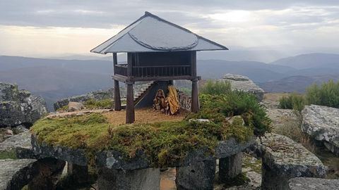 El beln se instala sobre la mesa que preside la Pena dos Catro Cabaleiros