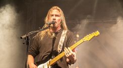 Thobbe Englund tocando la guitarra durante un concierto.