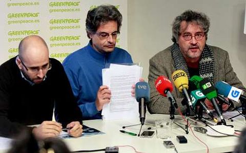 Los responsables de Greenpeace, con Manuel Rivas.