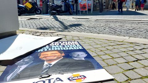 Un cartel electoral de la formación ultraderechista Chega, tirado en una calle de Oporto.