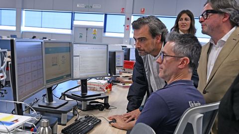 El conselleiro Diego Calvo observa uno de los monitores del servicio de Atenci�n e Informaci�n � Cidadan�a (012) en las instalaciones de O Pereiro de Aguiar.