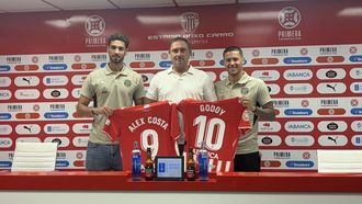 Presentaci�n de los delanteros �lex Costa (izquierda) y Alan Godoy (derecha) como jugadores del Lugo junto al director deportivo Javi Recio