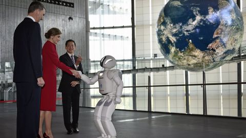 Felipe y Letizia saludan al robot Asimo de Honda