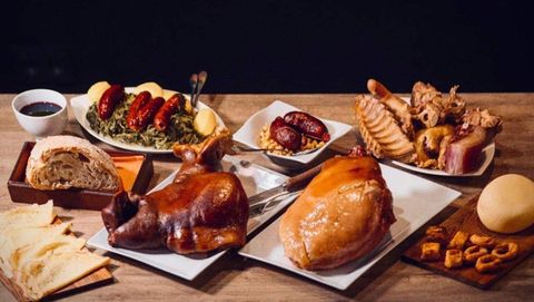 El restaurante Cabanas, uno de los templos del cocido lalin�s sugiere acompa�arlo con vinos espumosos incluso con champ�n.
