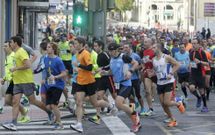 Los participantes en la carrera dan la vuelta a la parte final de la r�a ferrolana. 