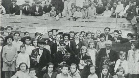 Los homenajeados en la celebraci�n posan rodeados de familiares y vecinos