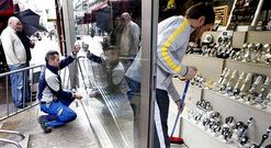 Los ladrones hicieron un agujero en la cristalera de la tienda, destroz�ndola por completo.