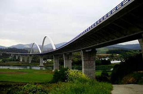 El viaducto de Navia es una de las obras m�s vistosas de la A-8