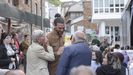 Oliver Laxe saluda a unos vecinos despus de asistir a la proyeccin de su pelcula Sirat en la Plaza de Navia de Suarna