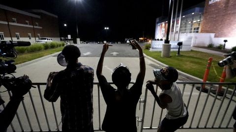 Los manifestantes gritaron e hicieron gestos obscenos a la polic�a delante de la comisar�a de Ferguson.