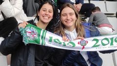 Claudia Soriano y Angela Mataix en A Malata animando al Racing.