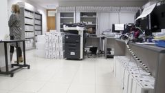 Cajas con los expedientes por los pasillos, encima de los armarios y alrededor de las mesas en las oficinas del Juzgado de lo Social 2