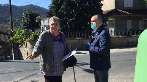 El alcalde de A Arnoia, Rodrigo Aparicio, en una visita a los vecinos durante la pandemia