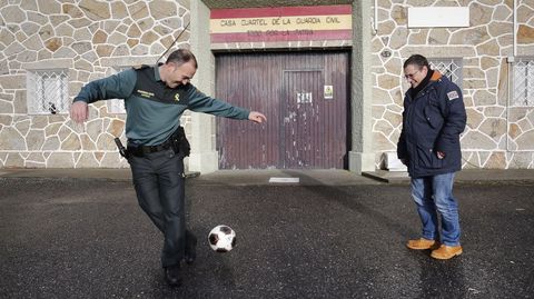 Juan Carlos Martínez, presentando el partido benéfico en el que el clero que enfrentaba a la Guardia Civil en Cuntis.