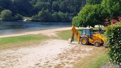Trabajos de puesta a punto llevados a cabo en junio en la playa fluvial del L�rez, en Pontevedra