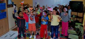 Los ni�os de la escuela de verano de Ames tienen banderas customizadas para animar en la Vuelta.